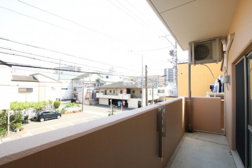 街中ですが日当たりは良好なバルコニー。