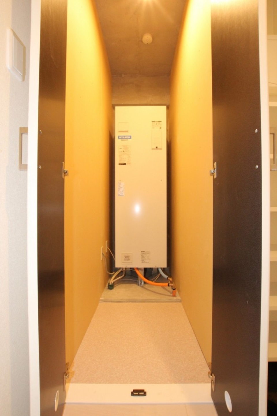 玄関横の納屋に大容量の電気温水器が収納されています