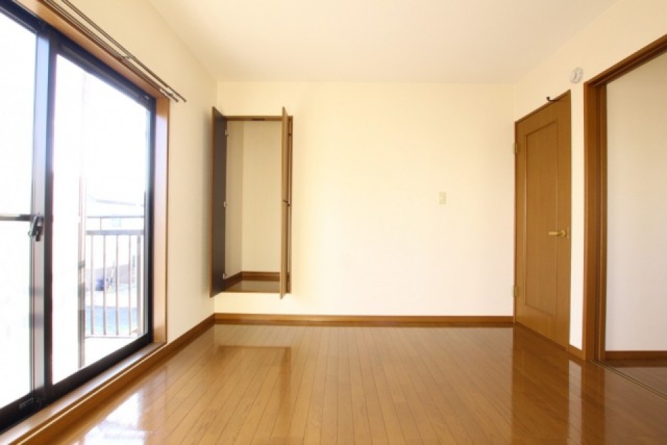 部屋の隅には小さめの収納もある。