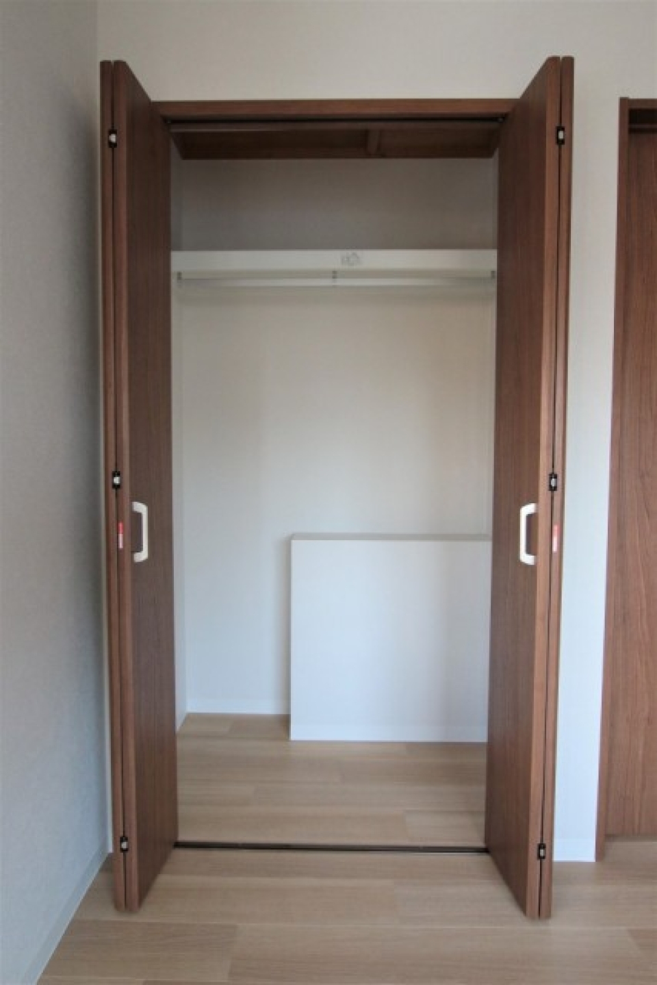 このお部屋の収納は小さめ。