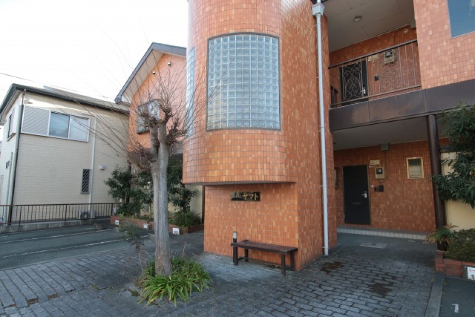 建物真ん中辺りに木とベンチが。