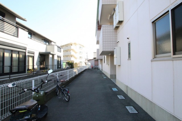 バイクや自転車の駐輪スペースはなく、フリーで住人は置いているようです。