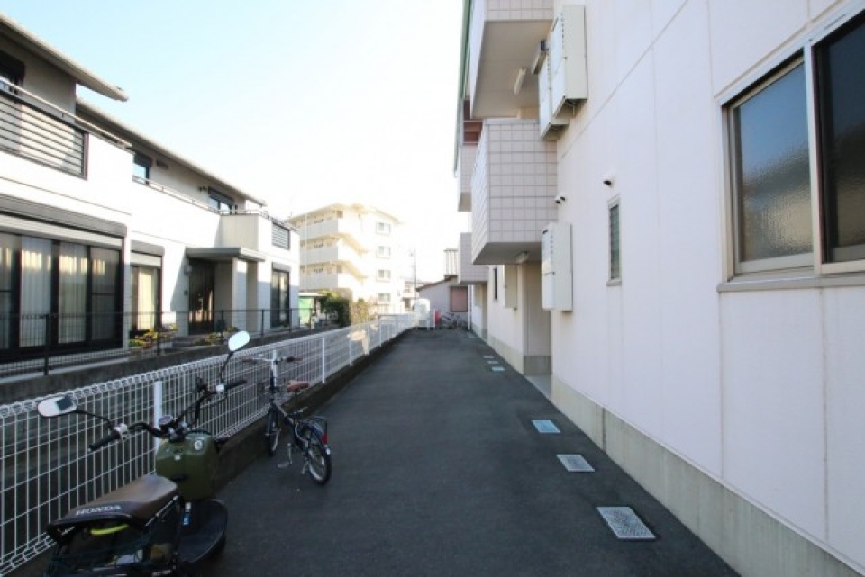 バイクや自転車の駐輪スペースはなく、フリーで住人は置いているようです。