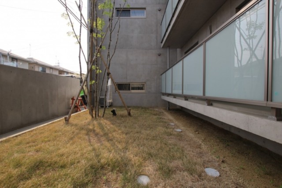小窓から見える景色は「マンションの中庭」。