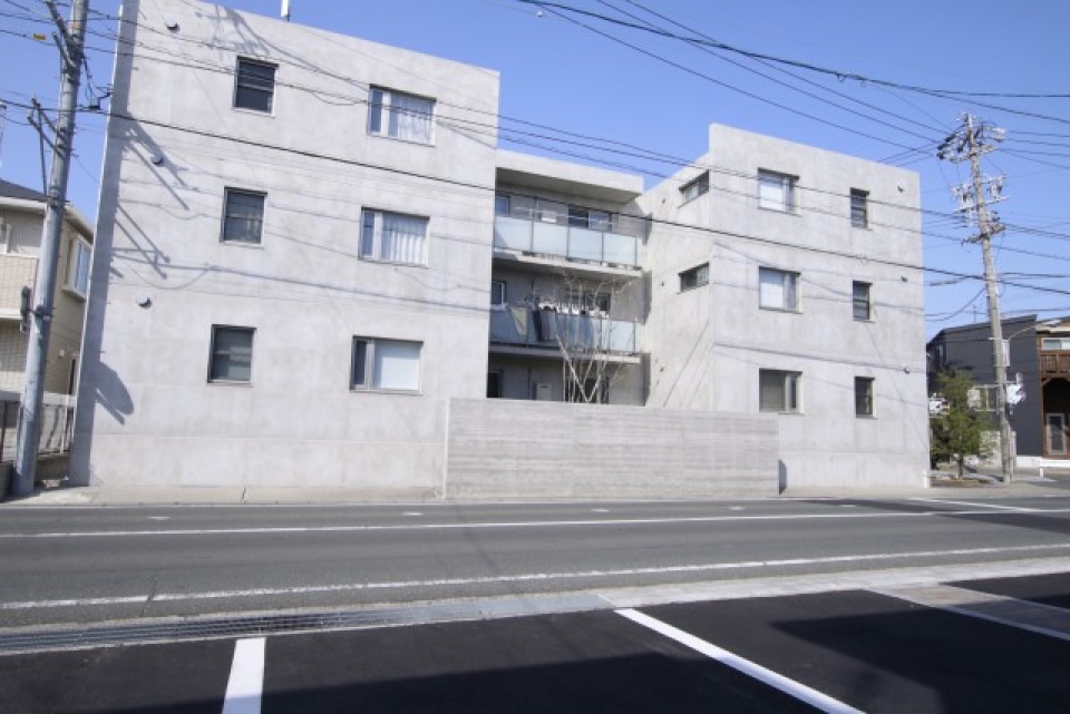 外観②、なんか強そう。実際に防音性も高いです