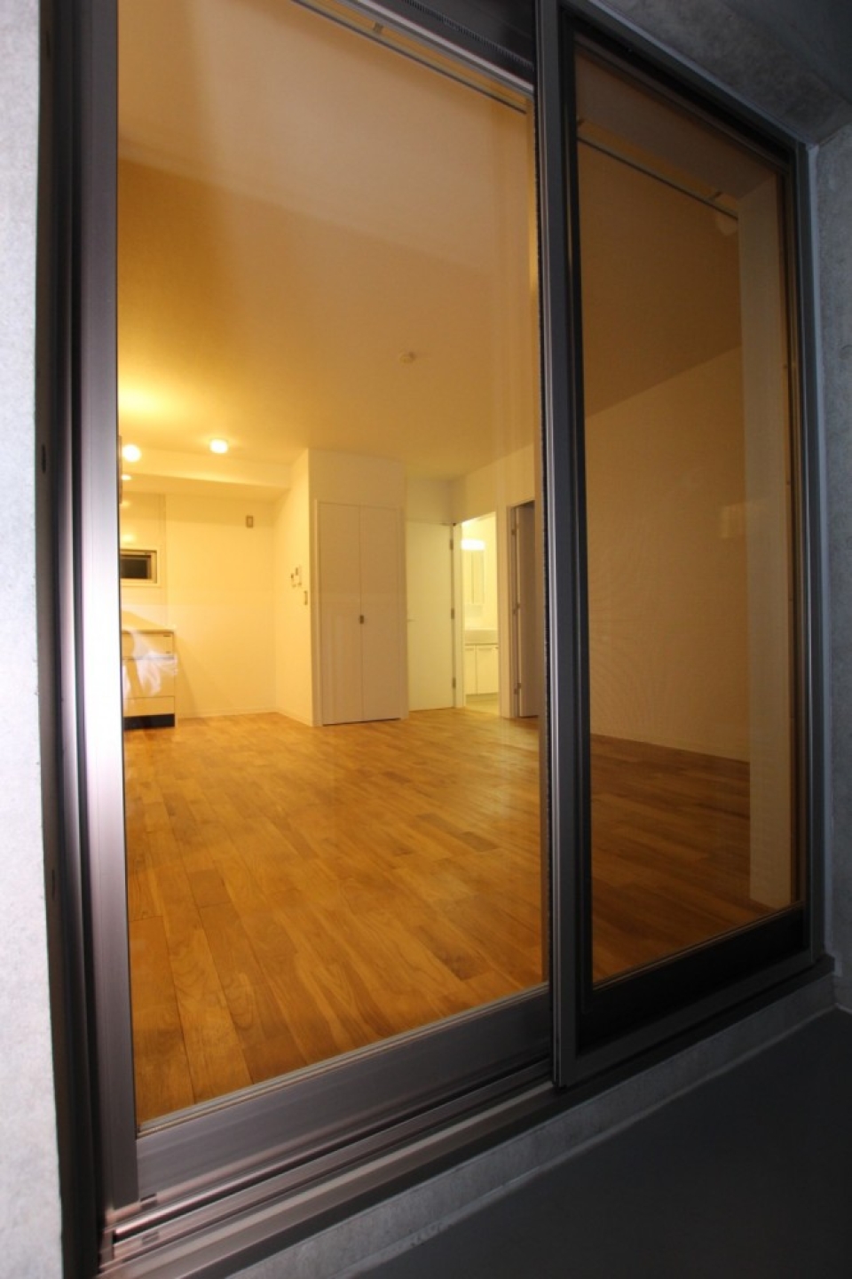 夜間バルコニーから見るお部屋。