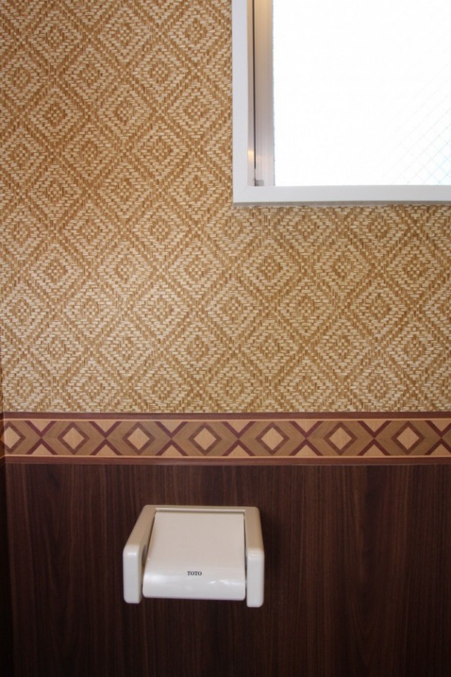 トイレはタイの民族衣装をイメージしたアクセントウォール！？。