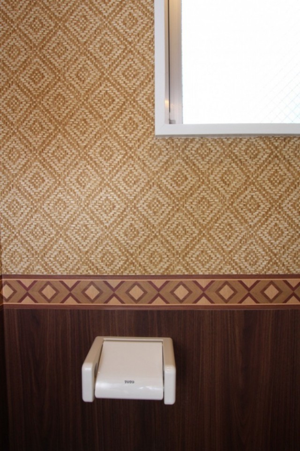 トイレはタイの民族衣装をイメージしたアクセントウォール！？。