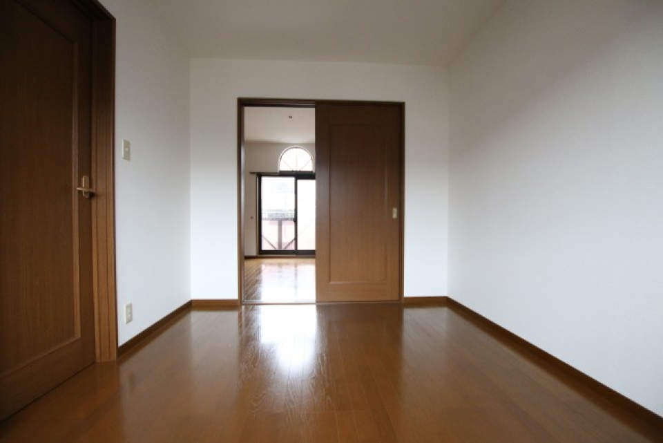 もう一つの洋室です。扉を開けると向こうの部屋とつながります