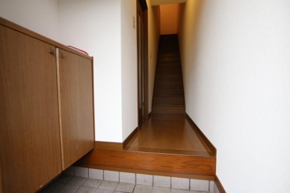 玄関を開けるとすぐに階段