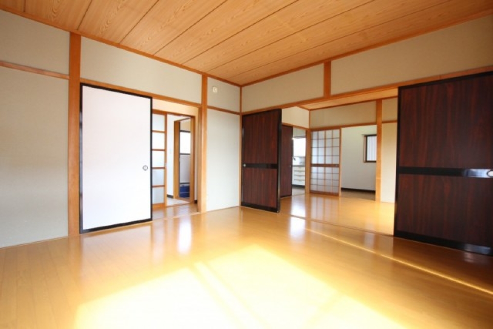 陽が差込み明るしお部屋。