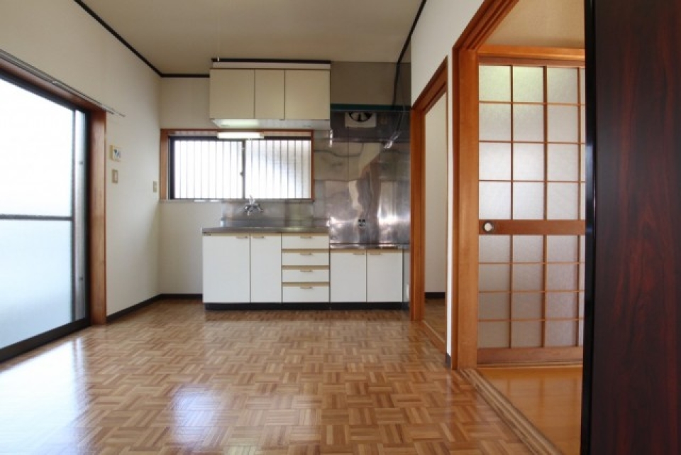 ダイニングキッチンは２ヶ所の窓が明かり取りの役割を。