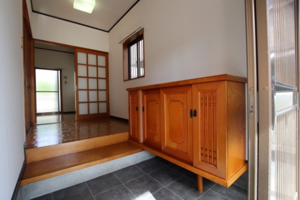 玄関も広くシューズBOX付き。