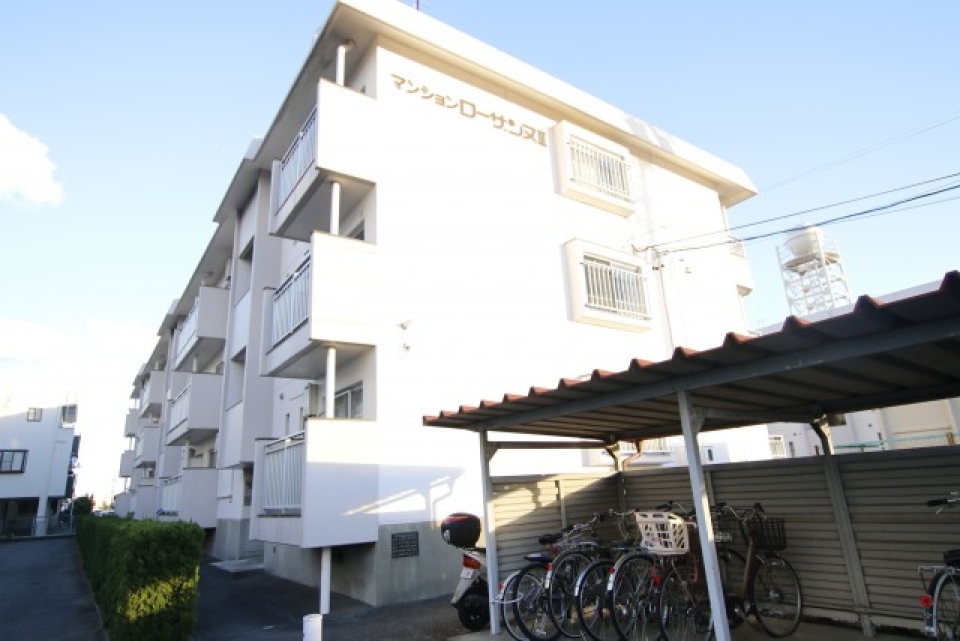外観。建物前に駐輪場があります。