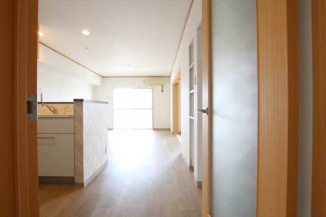 ナチュラルカラーの建具が室内を彩る。