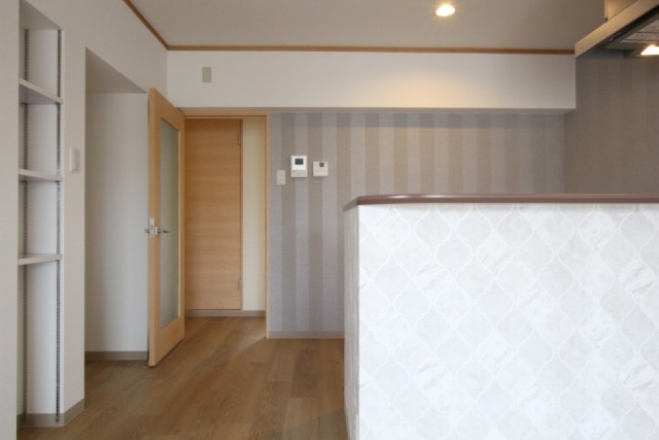 吊り戸棚がない分キッチンの手元は明るい。