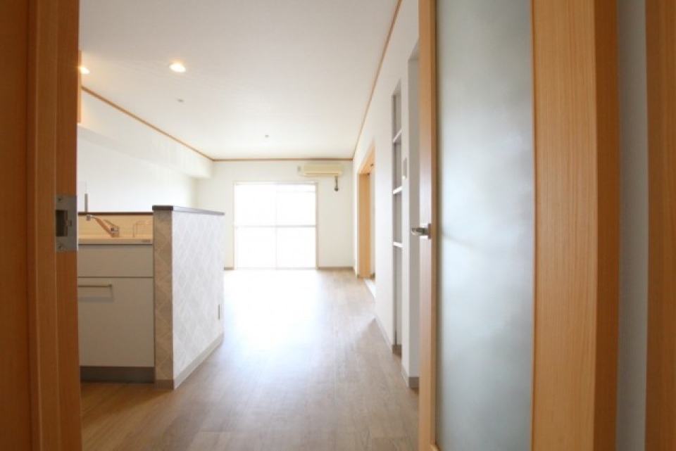 ナチュラルカラーの建具が室内を彩る。