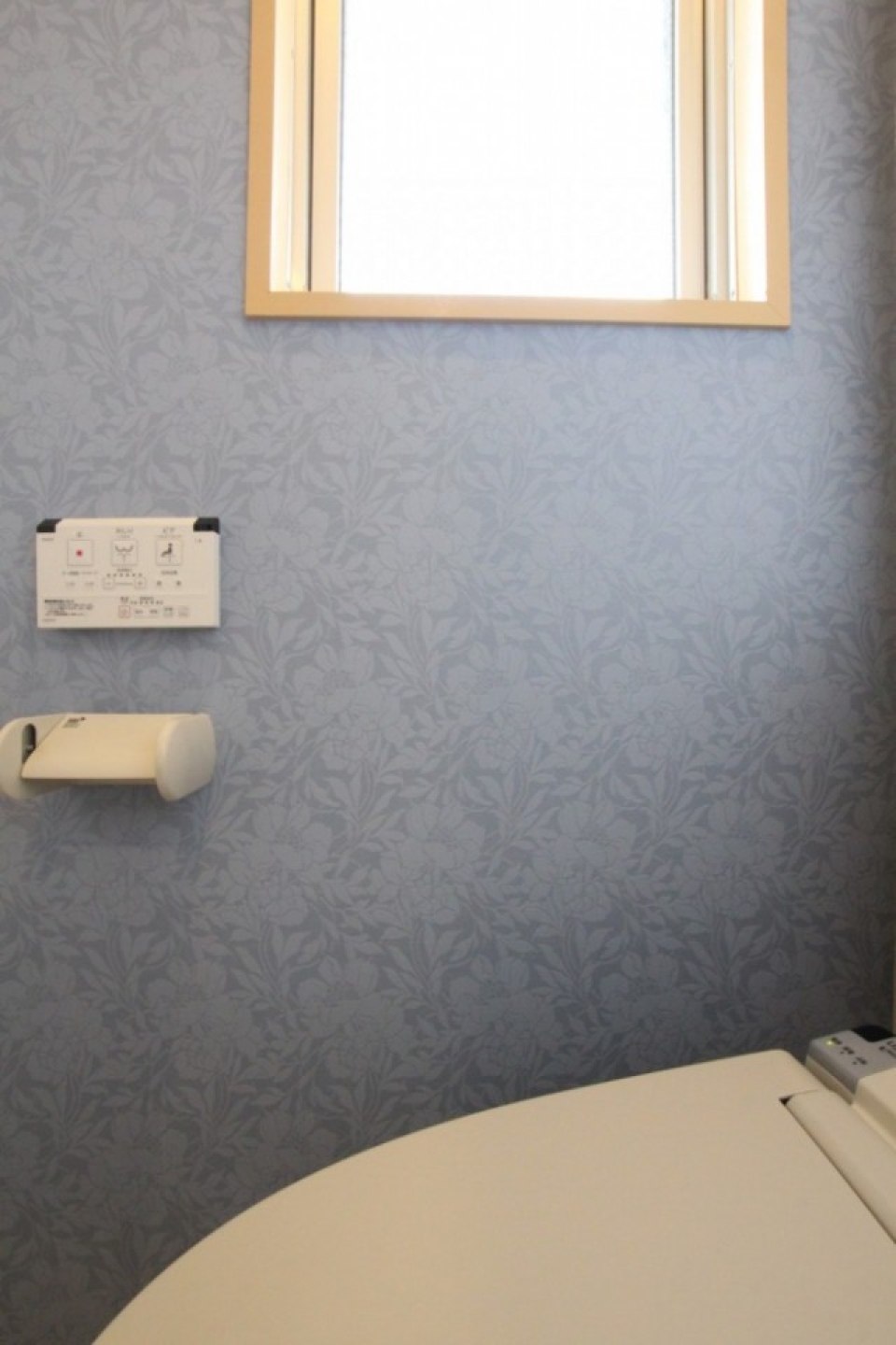 トイレはシャワートイレ付き。