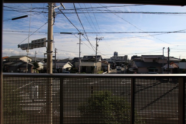 窓を開ければ目の前は国道257号線。