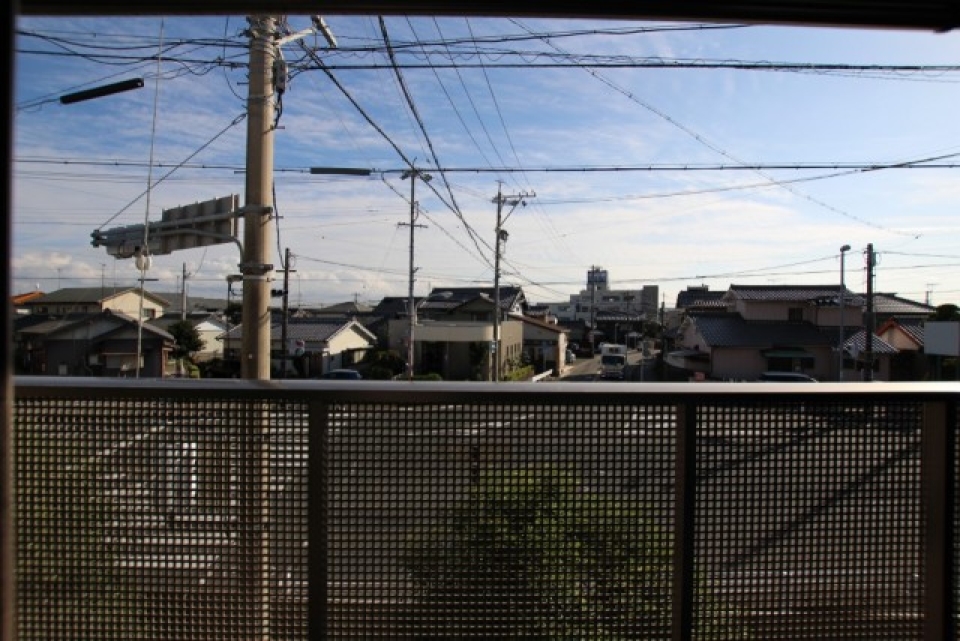 窓を開ければ目の前は国道257号線。