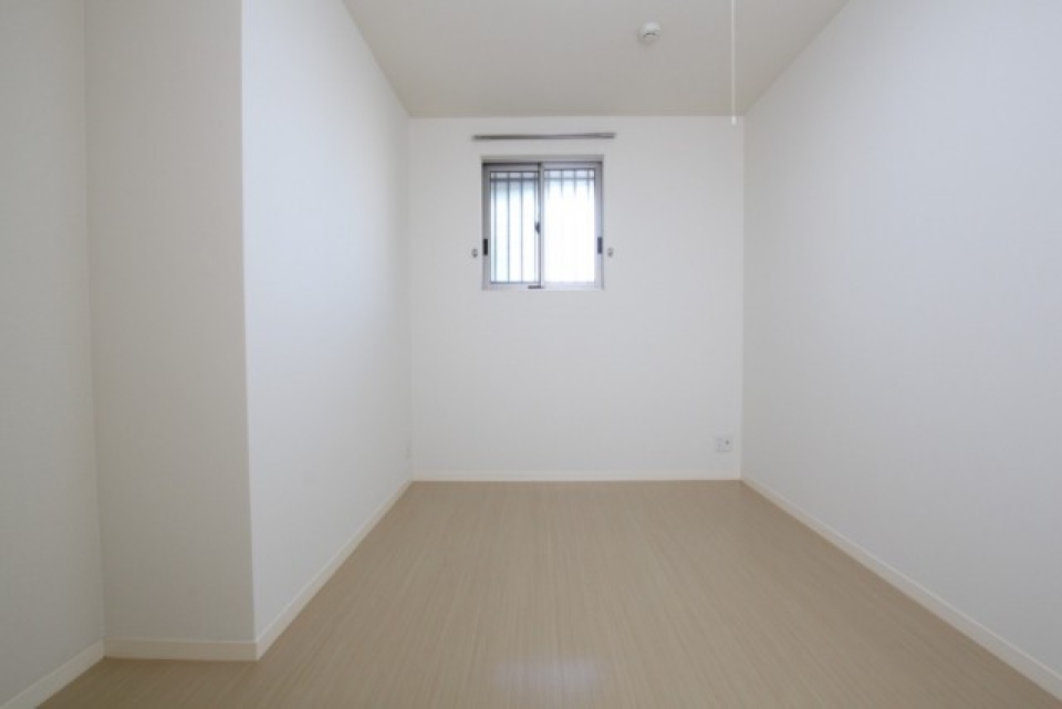 ゆっくり休めそうな洋室は広さ6帖。