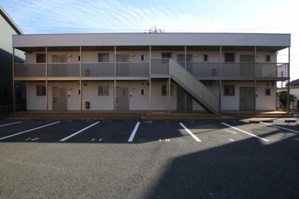 外観の至って普通の２階建てアパート。