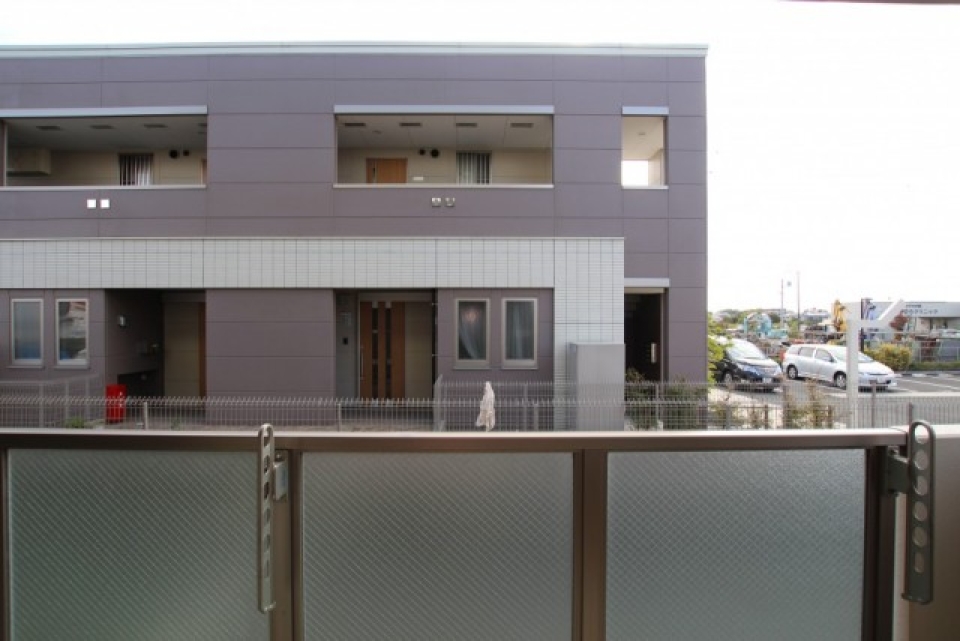 目の前に２階建てアパートがありますが日当たり問題なし。