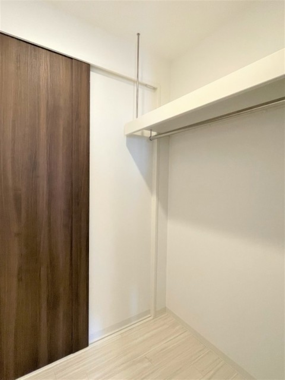 ウォークインクローゼットが付いています。洗面脱衣所と繋がっていますよ。