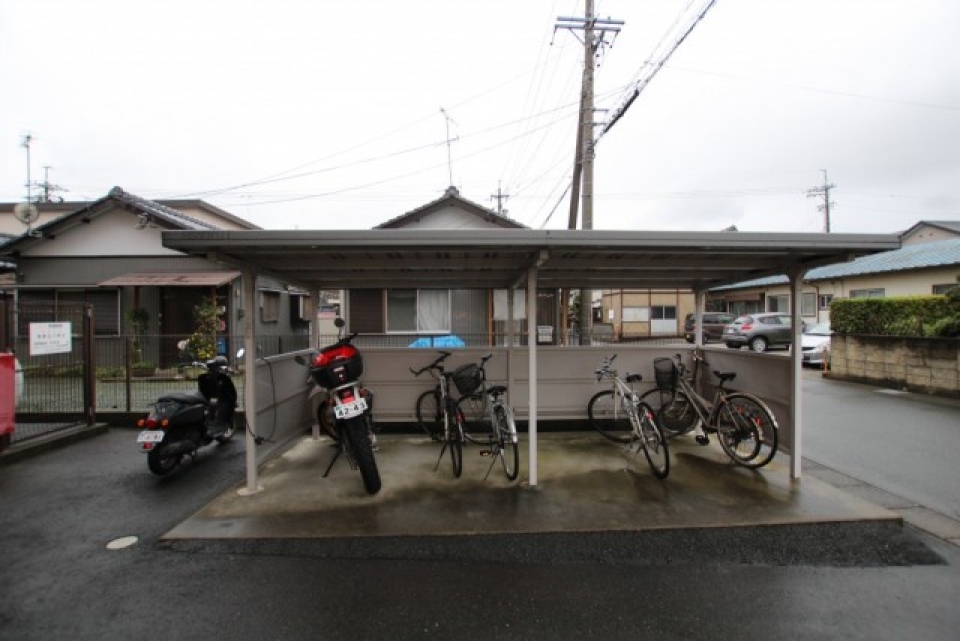 駐輪場は屋根付きです
