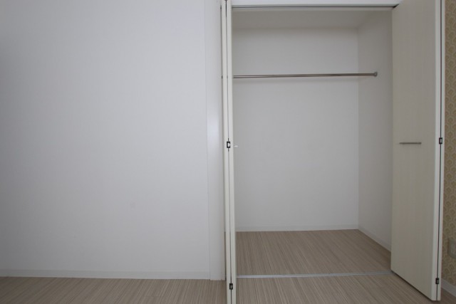 お部屋の収納はすべてクローゼットタイプへ変更。
