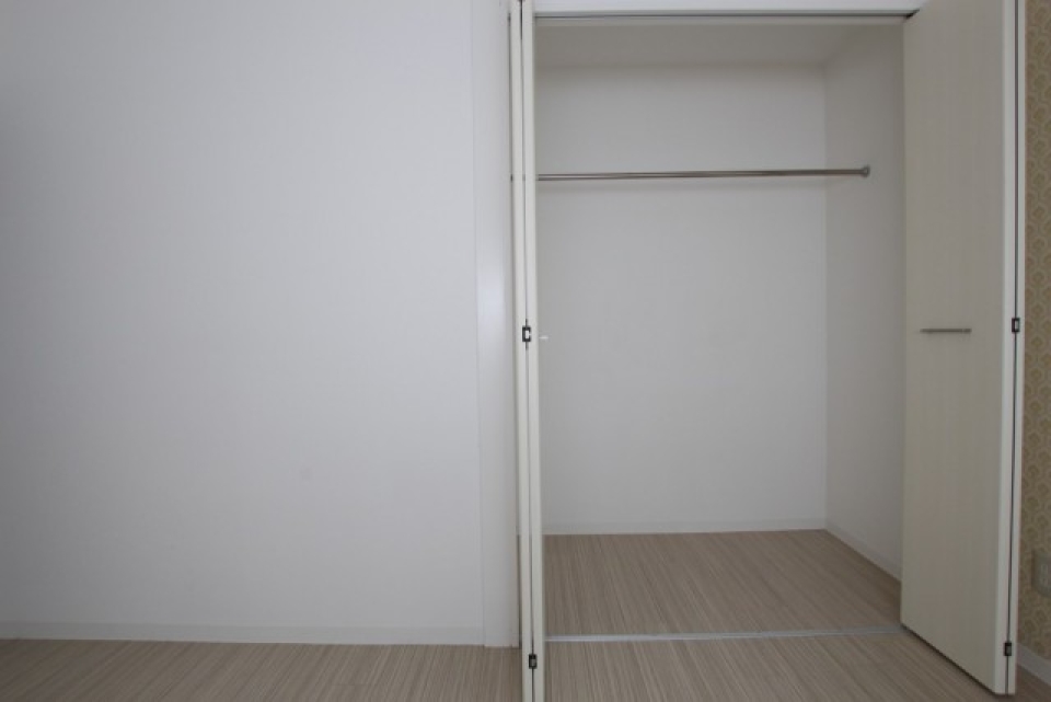 お部屋の収納はすべてクローゼットタイプへ変更。