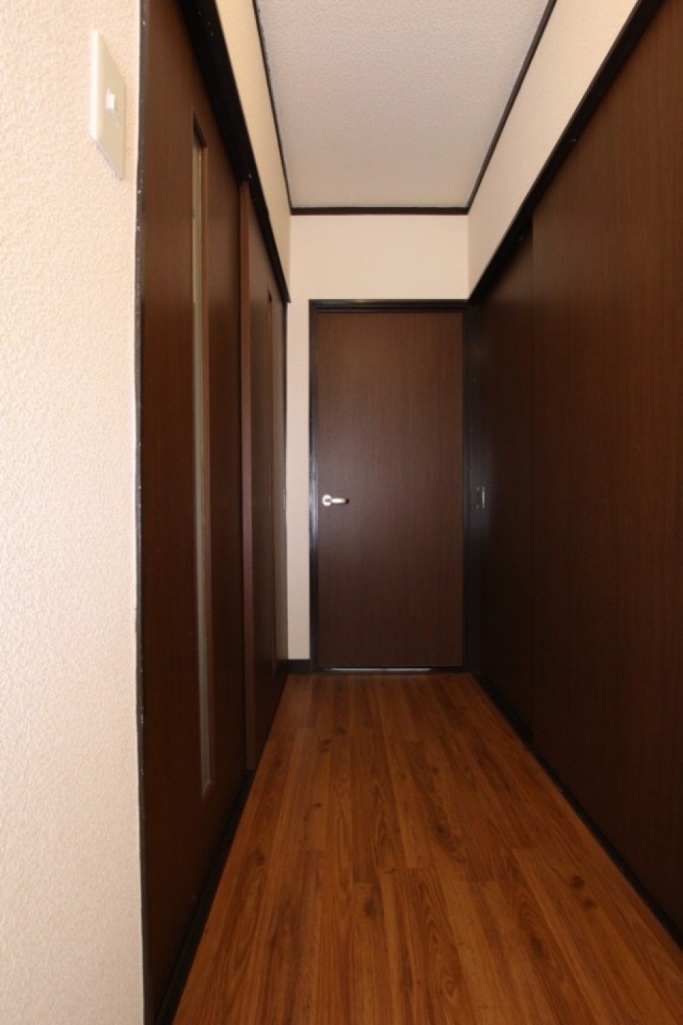 室内の建具はダークブラウンで統一。