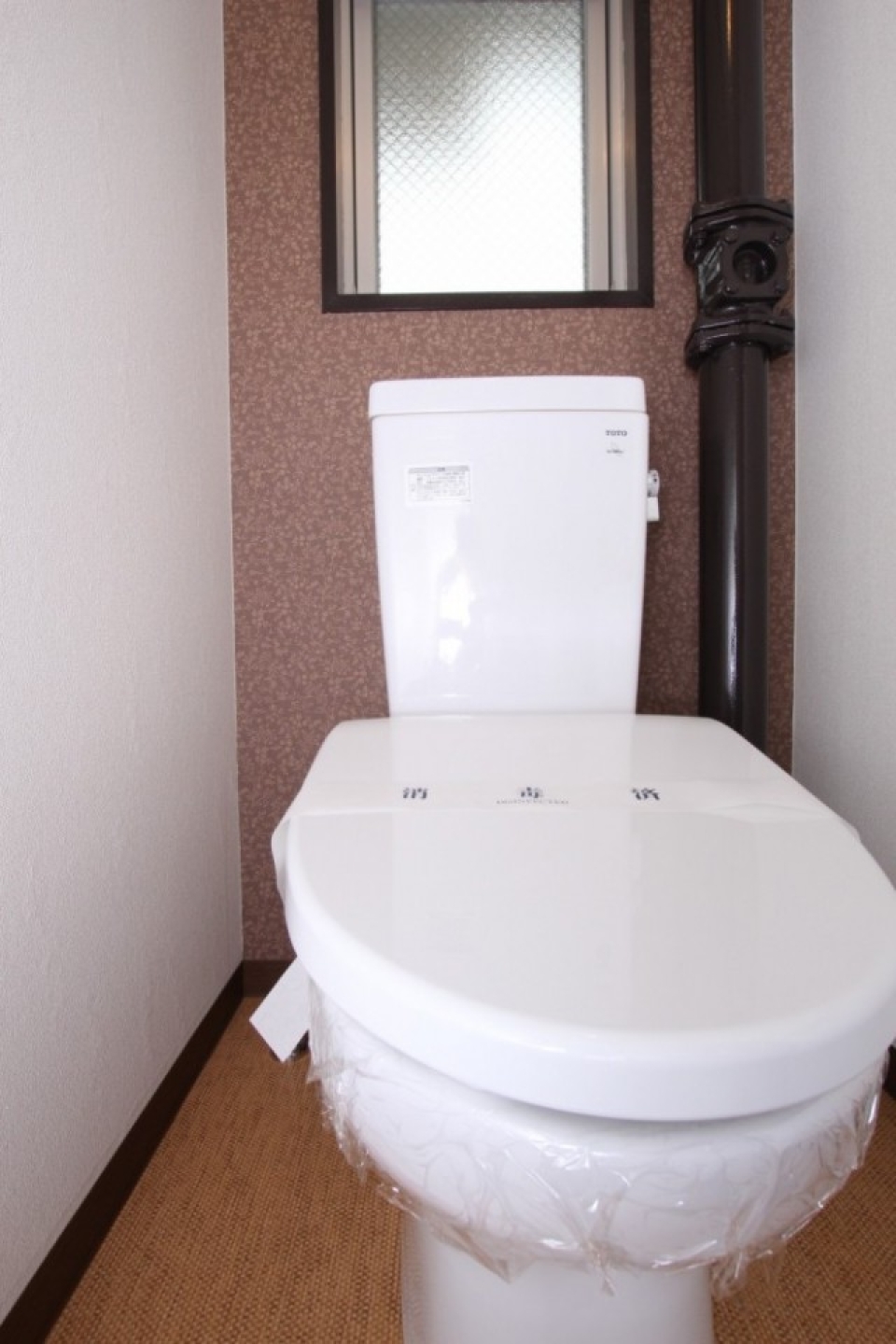 トイレの配管を塗装し古臭いイメージを払拭。