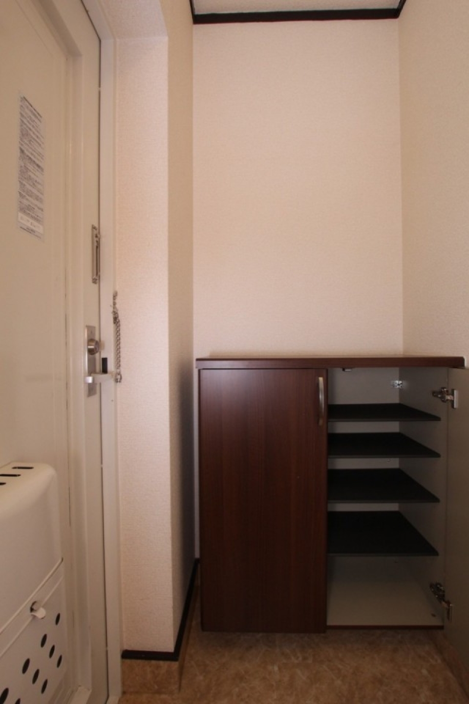 玄関には小さめではあるがシューズBOXがある。