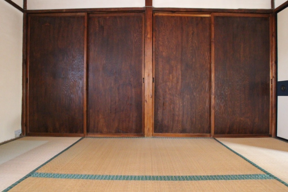 宝が隠されてそうな収納扉。