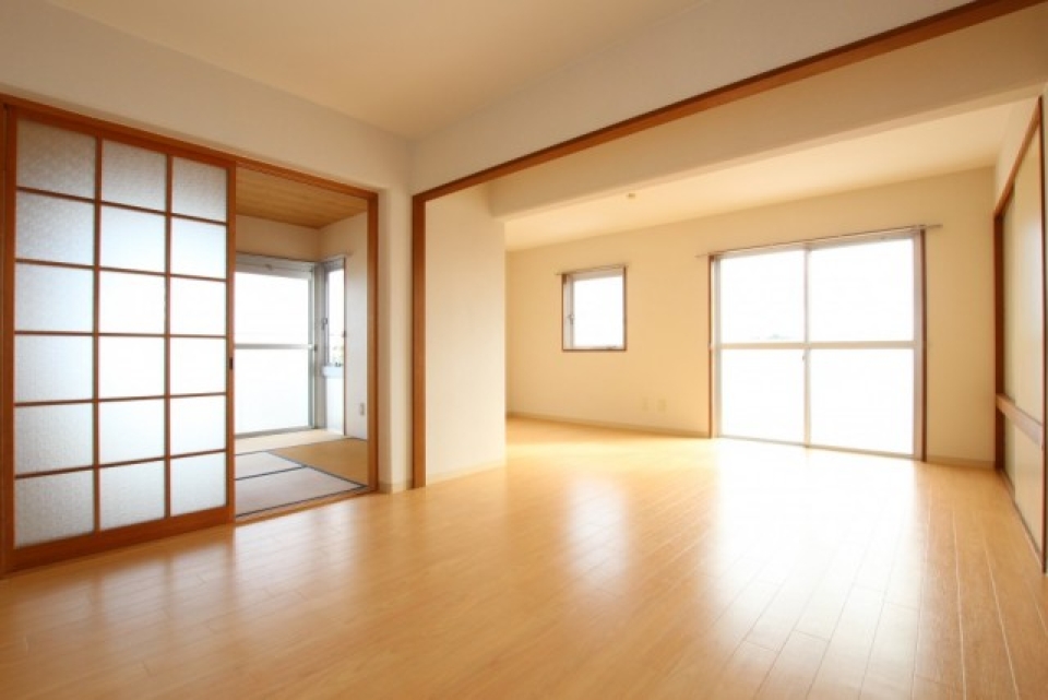 角部屋の特権、２面からの採光でお部屋はとても明るい。
