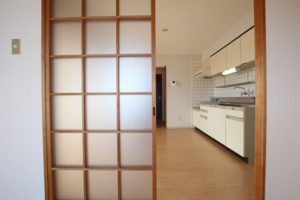 寝そべりながら眺める奥様の料理姿。