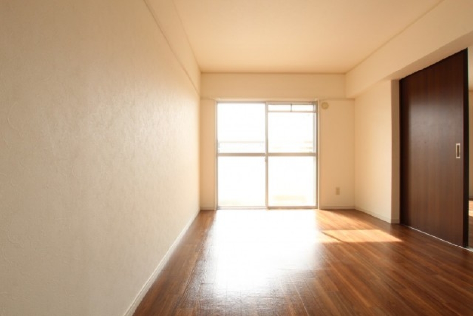 バルコニーに面したお部屋は共に明るい。