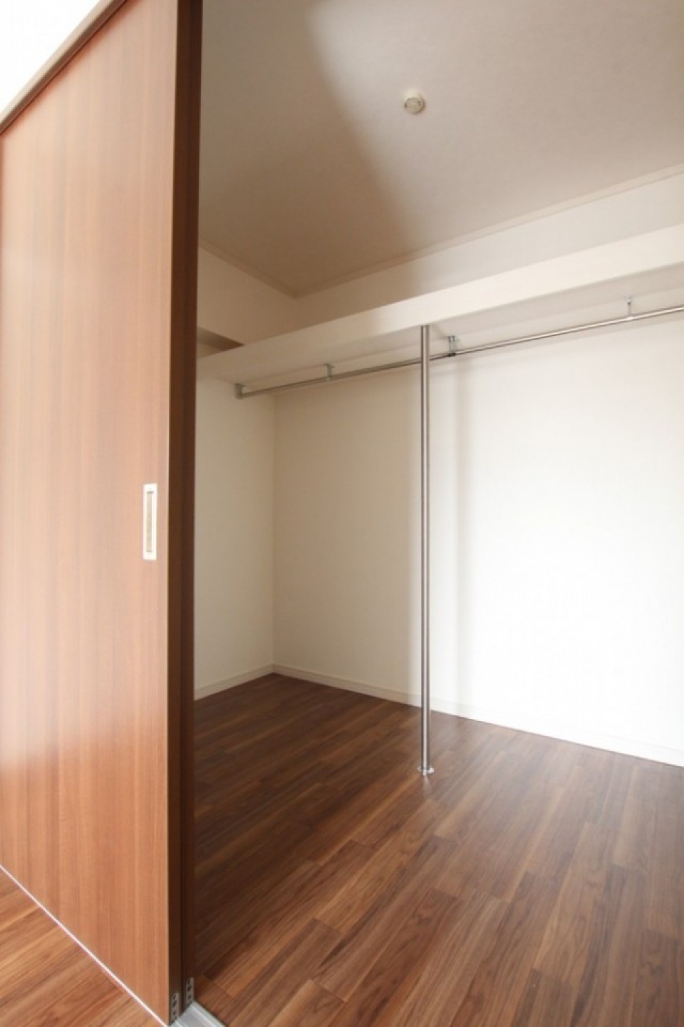 収納よ言うよりはお部屋、驚愕の広さウォークインクローゼット。