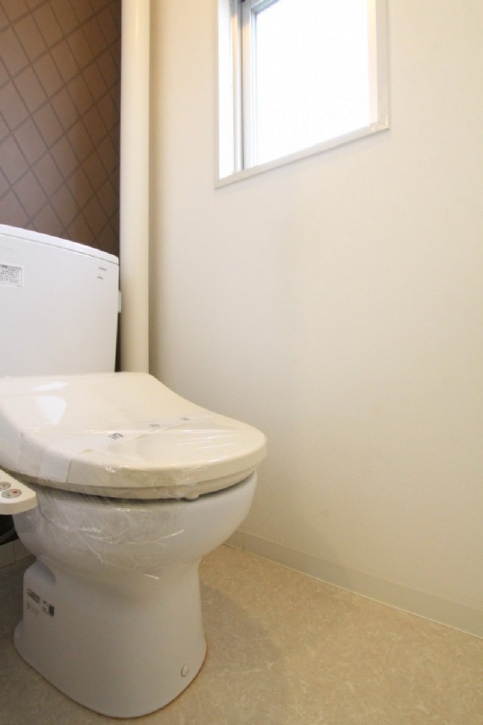 トイレはシャワートイレ付き。