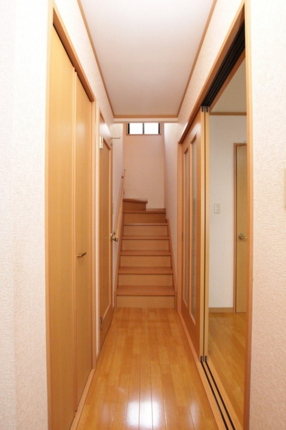 玄関から階段へ一直線。無駄なし。