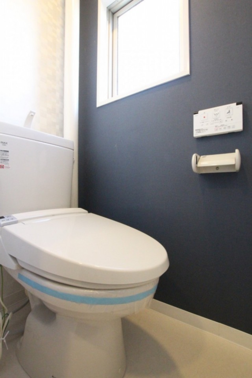 トイレはシャワートイレ付き。