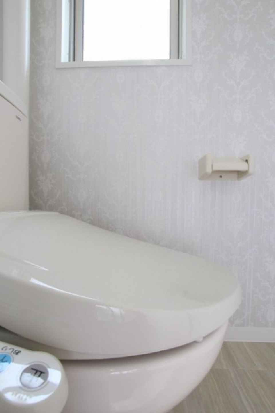 トイレに窓があるから明るい空間。