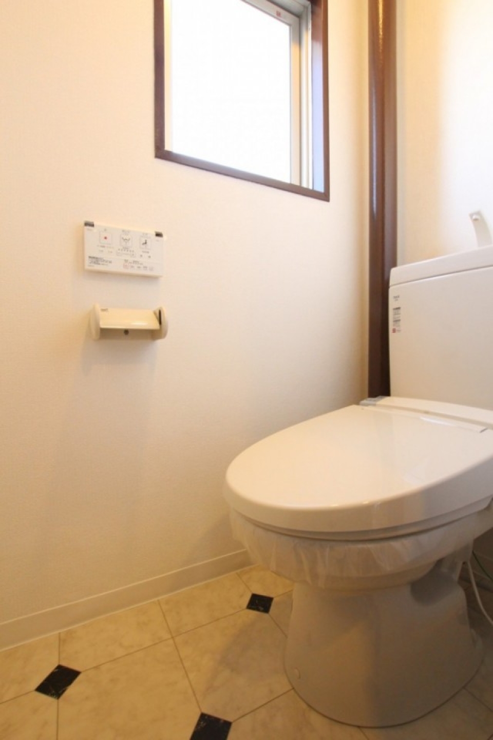 トイレはシャワートイレ付き。