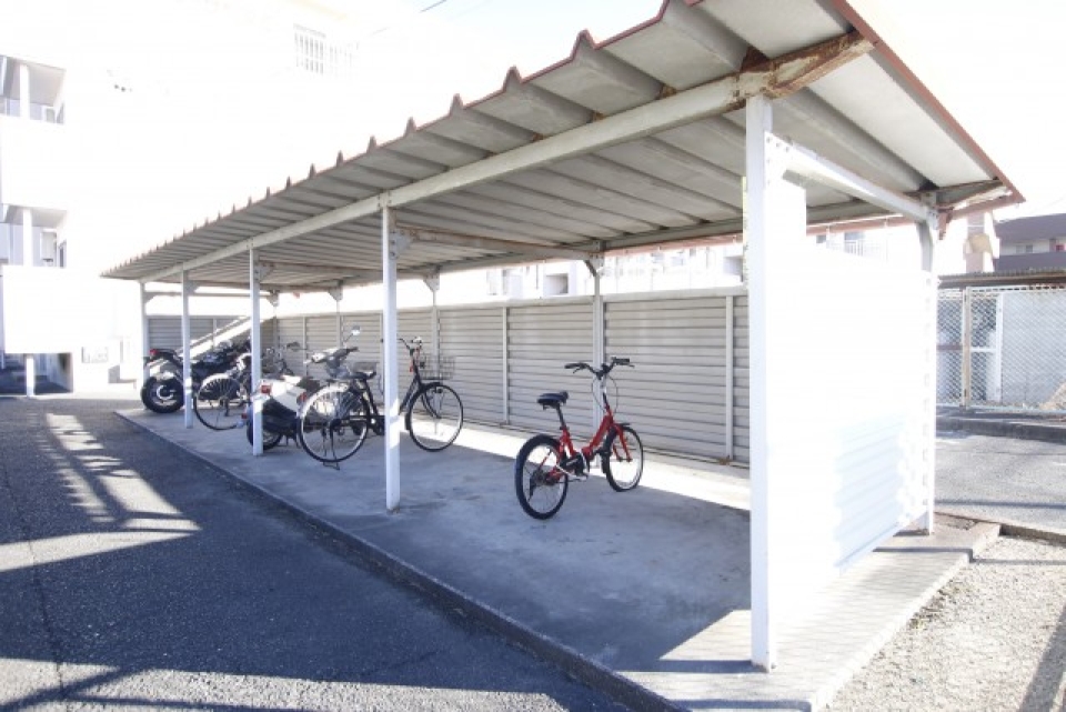 駐輪場。丸塚なので自転車でイオンへも行けちゃう立地です。