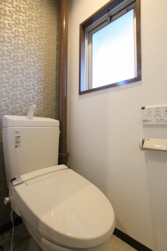 トイレはシャワートイレ付き。