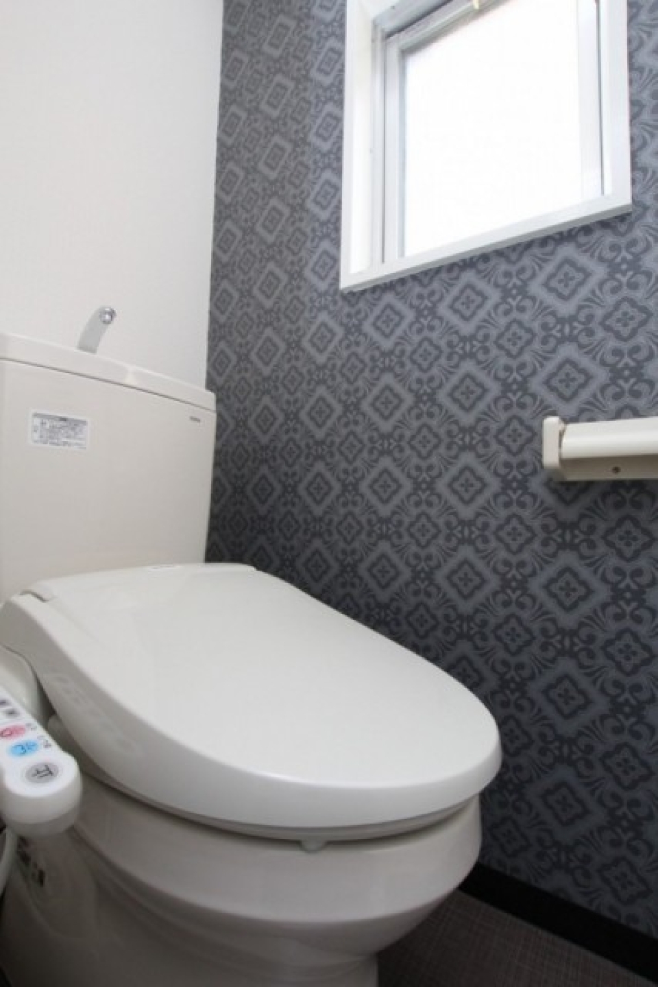 トイレ内の壁紙は統一されております。