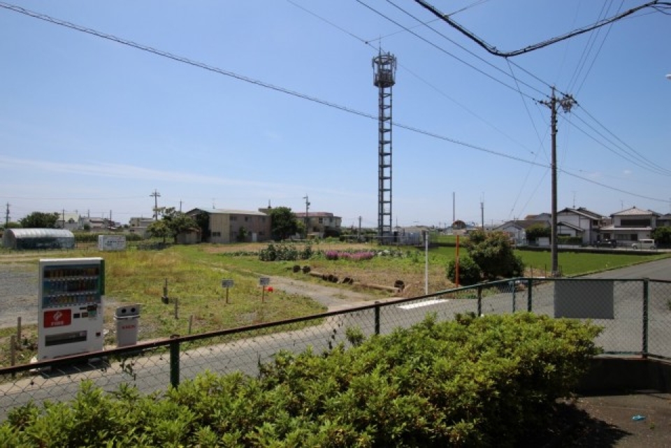 駐車場は道路挟んだ真向かいになります。