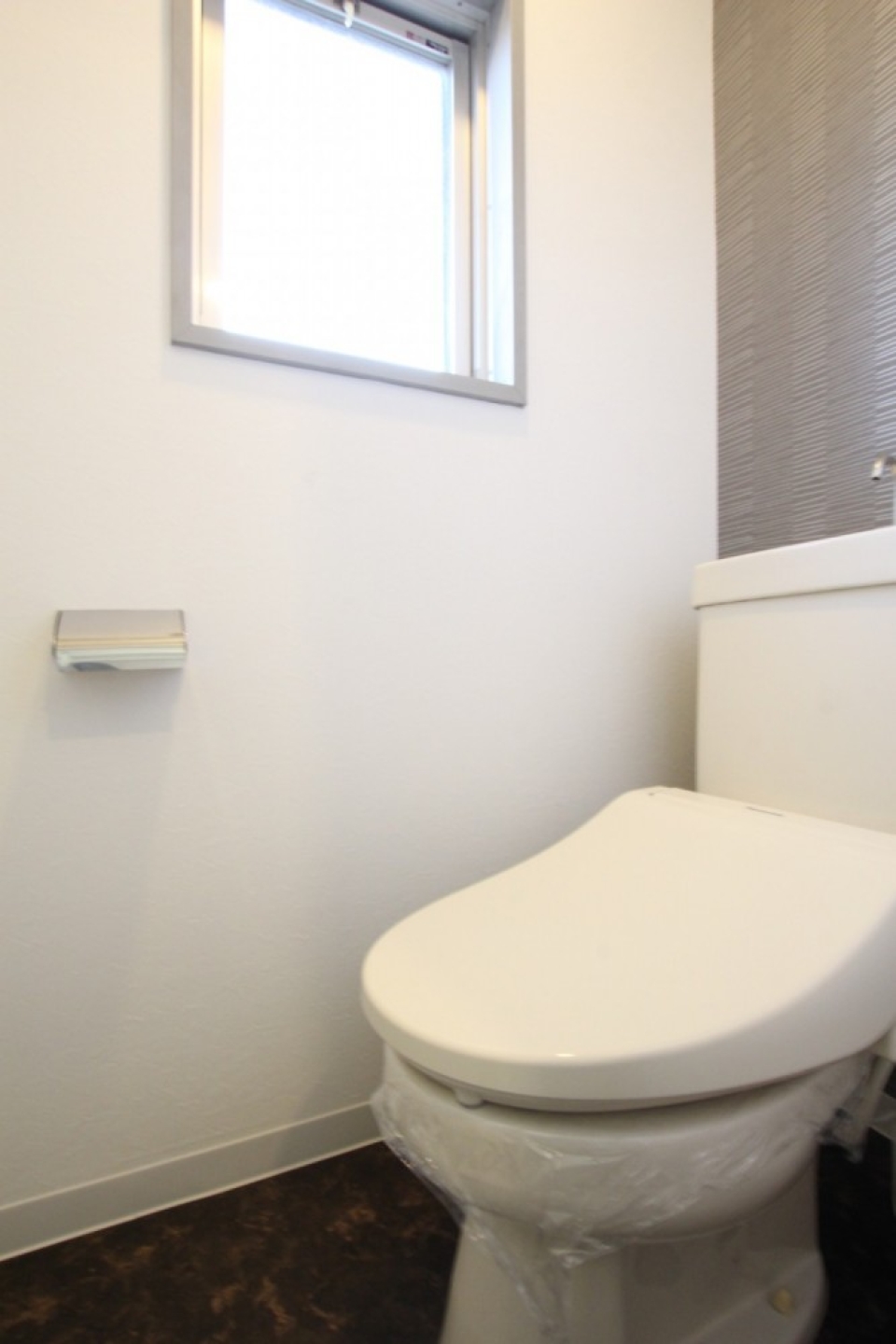 トイレはシャワートイレを設置。