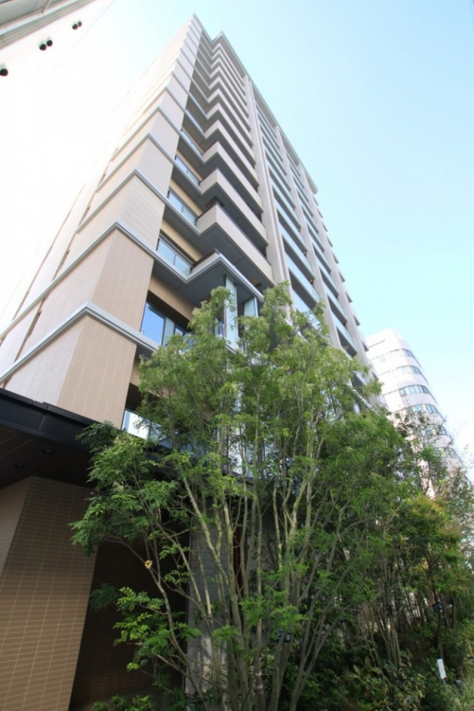 街中に突如現れた15階建てのマンション。